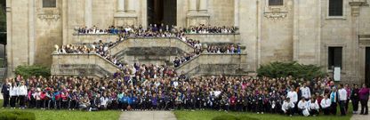 <span lang= es-es >Alumnos del colegio de La Asuncin de Sarria visitaron el monasterio de Samos</span>. Un nutrido grupo de alumnos del colegio sarriano de La Asuncin disfrutaron de una amena visita al vecino Concello de Samos, en la que se detuvieron especialmente en el convento. Los participantes en la excursin tuvieron el privilegio de contar con el prior del cenobio, Jos Luis Vlez, como cicerone y aprovecharon para que les desvelara gran parte de los secretos que esconde este monumento nacional.