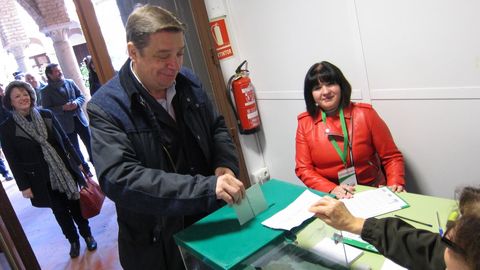El ministro Luis Planas votando. Elecciones andaluzas