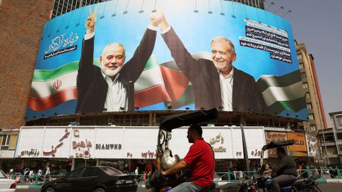 Una pancarta en la plaza Valiasr, en Teher�n, muestra al nuevo presidente del pa�s, Masoud Pezeshkian (a la derecha), con el l�der pol�tico de Ham�s, Ismail Haniya, ejecutado la semana pasada.
