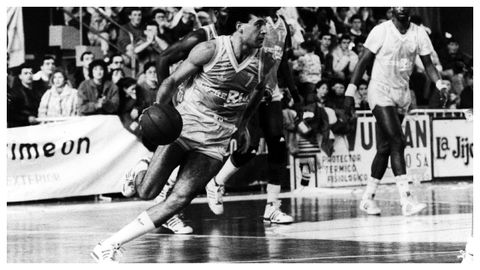 Manel Snchez, en un partido en 1988 con la camiseta del Breogn