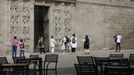 Turistas en la Puerta Santa de la Catedral de Santiago