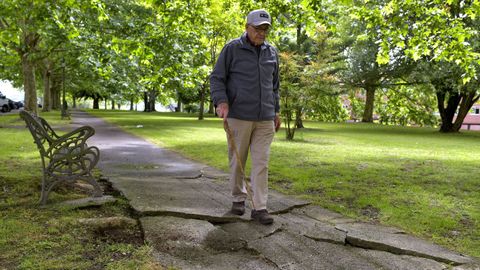 Un vecino de Caranza, mayor y con bast�n, pasea por los caminos de cemento del parque.