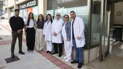 Un equipo multidisciplinar integra la cl�nica Esa�de de la avenida de Fisterra de Arteixo que ma�ana empieza a recibir a los primeros pacientes. 