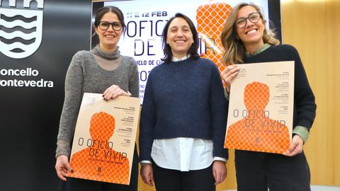 Anabel Gul�as, con las responsables de Taller Abierto, en la presentaci�n del ciclo de cine y salud mental 