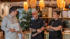 Diego L�pez, gestor de la Reserva de Biosfera Mari�as Coru�esas, y Lolo Mosteiro y Paula Mart�nez, del restaurante A artesa da moza crecha, en la presentaci�n de una cena inspirada en el eclipse  