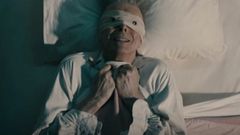 David Bowie en el videoclip de la canci&oacute;n &laquo;Lazarus&raquo;, en la que adelantaba el fin de sus d&iacute;as.