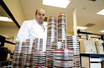 Benito Regueiro, en el laboratorio de microbiolog�a del Hospital Cl�nico, del que es jefe. 