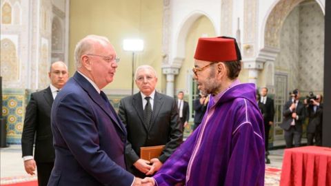 El rey Mohamed VI saluda al presidente del Consejo de Administraci�n del Grupo Safran