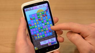 Un usuario jugando al �Candy Crush� en un m�vil en una imagen de archivo
