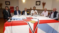 Abalo, tercero por la izquierda, durante la asamblea general extraordinaria del pasado jueves en la que se expuls� a Francisco V�zquez Rogel como socio del Arousa