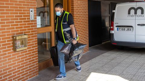 Un agente, ante el portal del edificio donde una mujer fue asesinada el pasado da 8 en Logroo