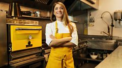 La chef Luc&iacute;a Freitas en la cocina de su restaurante A Tafona, en Santiago.