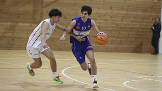 �lvaro Soneira, en una acci�n defensiva ante Carlos Gil