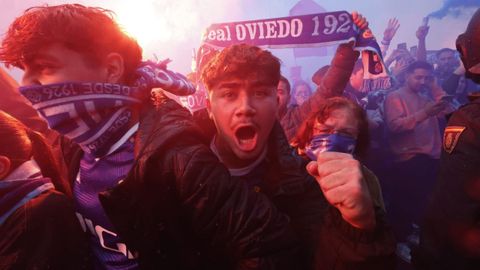 Recibimiento al Real Oviedo antes del partido de playoff contra el Eibar