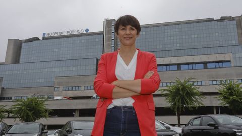 Ana Pontón posa diante dun hospital público para honrar aos sanitarios