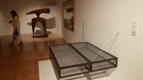 De izquierda a derecha, �Santo trono� (1994), de�Manuel Patinha; �La morada segunda� (1992), de�Pamen Pereira; y �Toma de tierra, n.� 2� (1993), de�Susana Solano.