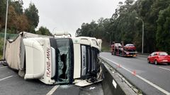 Atasco en la AP-9 por el vuelco de un cami�n