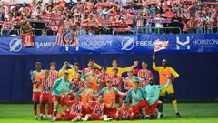 Los jugadores del CD Lugo posando con su afici�n tras ganar en Avil�s el pasado fin de semana