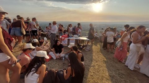 El instituto A Pinguela organiz� en el monte de San Vicente una observaci�n guiada del eclipse 