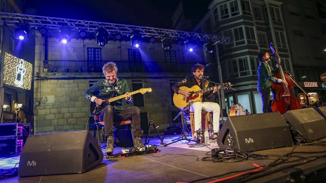Una banda tributo a Andrés Calamaro toma el relevo en las fiestas de Ribeira