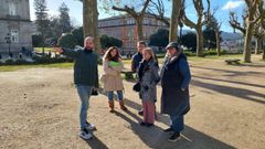 Los concejales Iv�n Puentes y Yoya Blanco, este viernes, en la Alameda con los vendedores ambulantes
