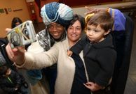Ni�os y mayores disfrutaron ayer de la primera visita de los Reyes Magos