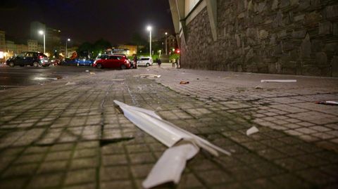 Uralitas cadas en la calles de las cubiertas del estadio de Riazor en A Corua.