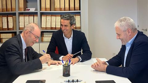El acuerdo sobre la superficie comercial de Costa Mi�o fue suscrito ante el notario de Pontedeume por el alcalde, Manuel V�zquez Faraldo, y el delegado del �rea de A Coru�a de Gadisa, Baltasar L�pez Lamas.