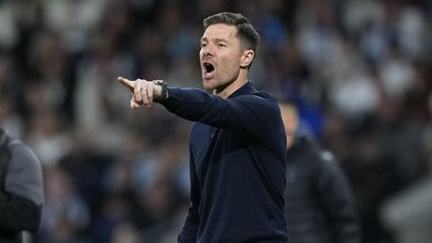 Xabi Alonso, dirigiendo un partido con el Real Madrid.