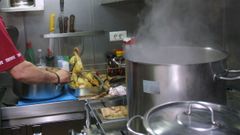 Cocina de un pesquero gallego (foto de archivo)