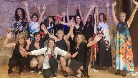 Responsables de Lencerías Berta junto a mujeres con cáncer de mama, durante una de sus actividades