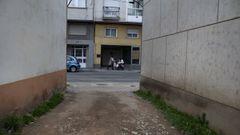 Tramo del camino que se proyecta asfaltar, en su confluencia con la calle Chantada