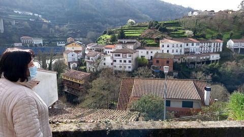 Una vecina del barrio de A Granxa ?en el municipio de Carballedo, con nivel 3 de restriccin? observa el de Casdavil, que pertenece a A Peroxa ?con nivel 1? y est sometido a un cierre perimetral