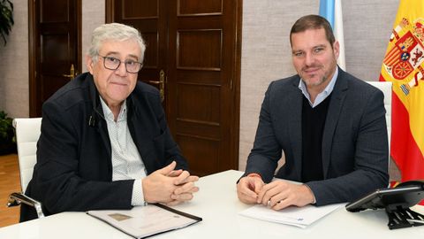 El alcalde de Leiro, Francisco Jos� Fern�ndez (izda) con el conselleiro de Cultura, Jos� L�pez Campos.