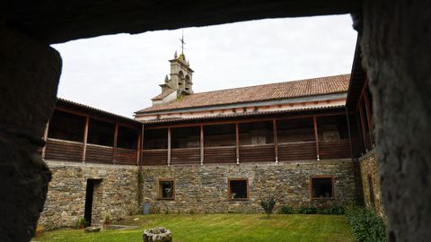 Imagen del atrio del monasterio de Bergondo.