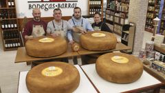 Raimundo Meizoso y su hijo, de Queserías del Eume, flanqueados por Manuel y Laura Domínguez Barral, el jueves con las cuatro piezas extra grandes y una del tamaño más habitual