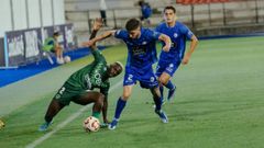 Iano y Andrada disputan un duelo en el derbi, ante la mirada de Carbonell