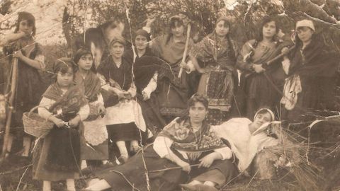 Grupo de mujeres maragatas con sus vestimentas t�picas, en Nar�n en los 40.