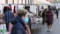 Menos puestos en el mercadillo. Pese a la preocupaci�n por los contagios en Recimil, el buen tiempo anim� este mi�rcoles a no pocas personas a pasearse entre los puestos instalados en un mercadillo que tuvo menor afluencia que otros d�as. Y muchos menos ambulantes de los 77 permitidos