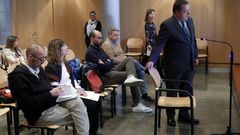 La Audiencia Provincial de Oviedo continua hoy el juicio por las presuntas irregularidades contables en el Centro Niemeyer de Avil�s. En la imagen, el exjefe de producci�n del complejo cultural Marc Mart� (3i), el exagente de viajes Jos� Mar�a Vigil (4i), el exdirector general de la Fundaci�n Niemeyer, Natalio Grueso (1i), su exesposa, Judit Pereiro (2i) y uno de los testigos (1d)