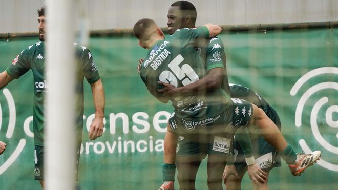 Adilson y Bastida, los dos goleadores del partido, celebran el tanto del primero