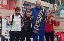 El entrenador Jos� Mar�a Vega, en el podio con la copa en el torneo