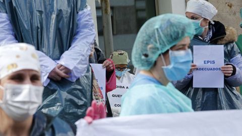 Protesta de los sanitarios durante la primera ola de la pandemia para reclamar equipos de proteccion