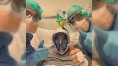 Paciente en un hospital ingresado con coronavirus con la escafandra que comercializa Decathlon adaptada a un respirador artificial