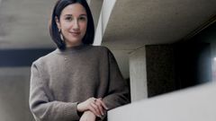 Claudia Graa posa con varias de sus creaciones en la Fundacin Luis Seoane. 