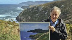 El autor con uno de los �leos que expone en San Sadurni�o y la costa en la que se inspir� detr�s