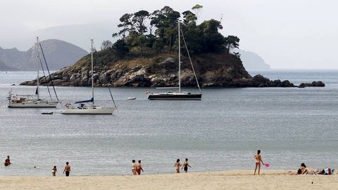 Frente a la playa de Area se encuentra esta Insua, del mismo nombre, a pocos kil�metros de Viveiro. Antes acog�a a numerosos campistas. La falta de agua potable acab� con las tiendas de campa�a.
