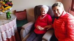 Amelia Rodr�guez, de Castro Caldelas, cumpli� cien a�os. En la foto, junto a la alcaldesa Sara In�s Vega