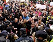 Doscientos vecinos de Alcal� de Guada�ra reclamaron m�s medidas sociales ante el ayuntamiento.
