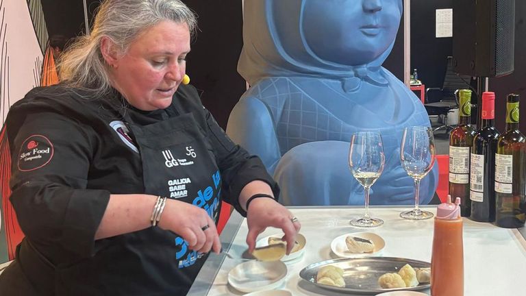 Mar Orosa, del Oviedo Bar, elaborando su men� con pescado de Burela en el Sal�n Gourmets; tambi�n lo hizo el chef Javier Montero